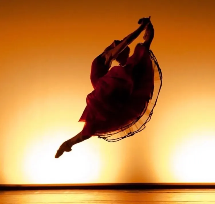 Aleksandra Liashenko, silhouette in jump
